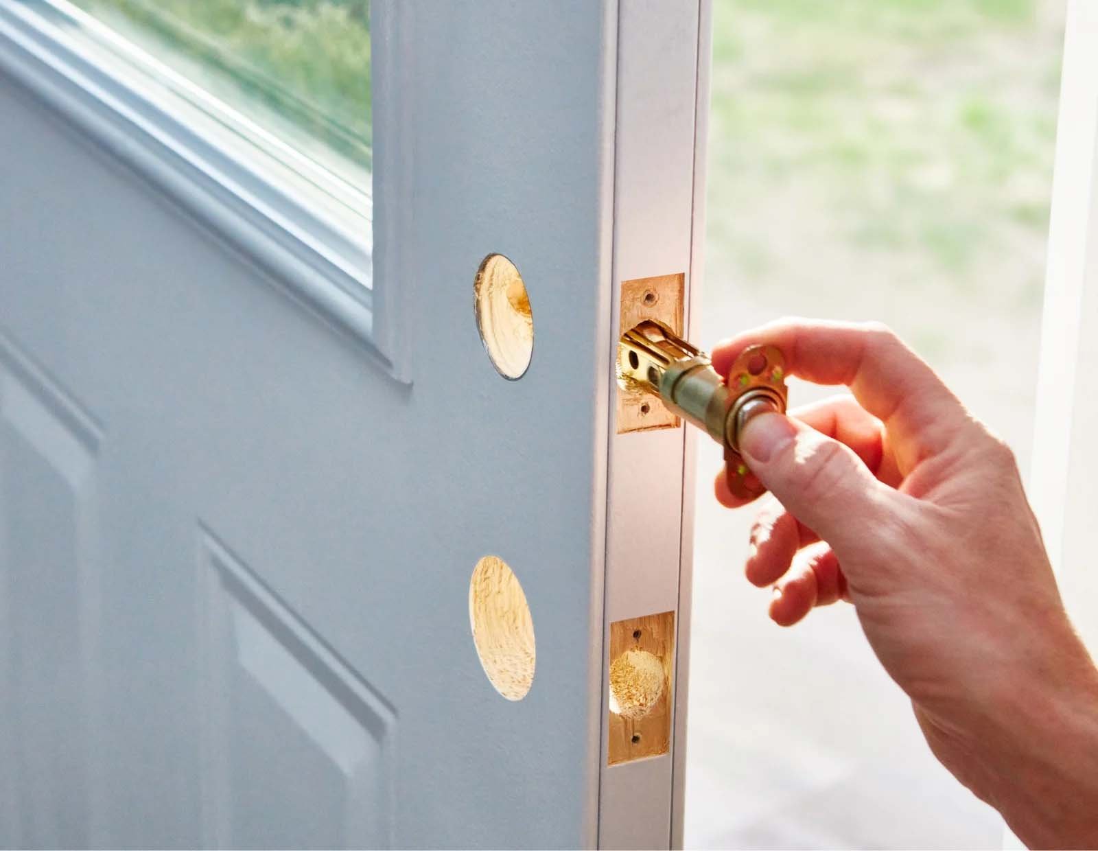 Slotenmaker Willemsen in Rotterdam die slot installeert